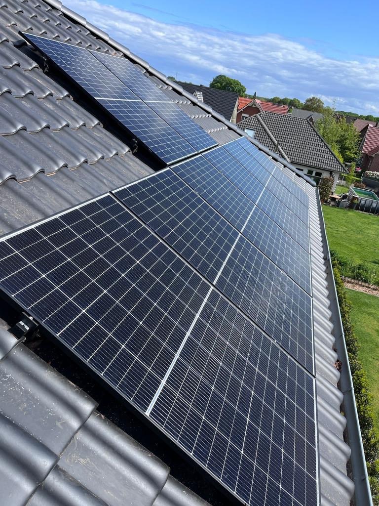 Photovoltaik-Zellen auf dem Dach quer