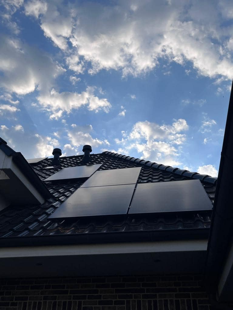 Photovoltaik versetzt auf dem Dach positioniert